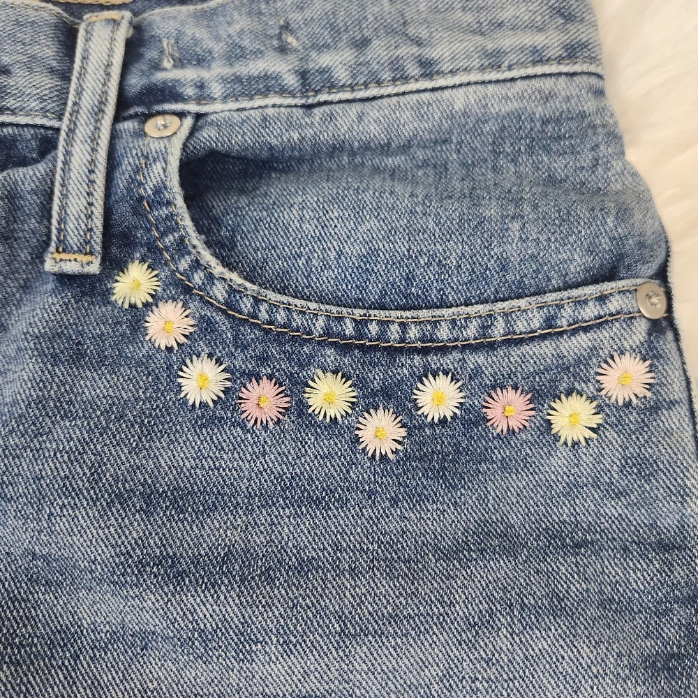 Madewell Floral Embroided Cutoff Medium Wash Denim Shorts